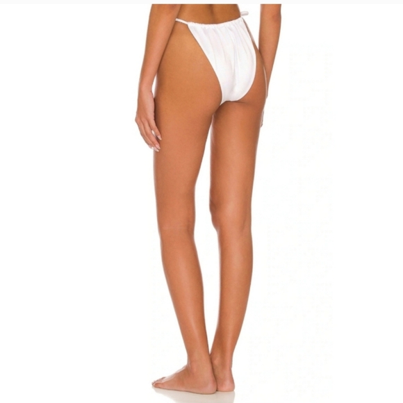 Good American Foiled Tiny Ties Bikini Bottom in Metallic White. Size 7 - Picture 3 of 13